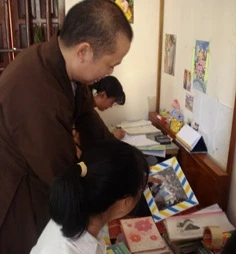 Chăm lo đến chuyện học hành của các em học sinh.